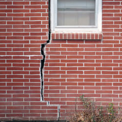 A foundation with a large crack that's wider at the top than on the bottom in Hubert